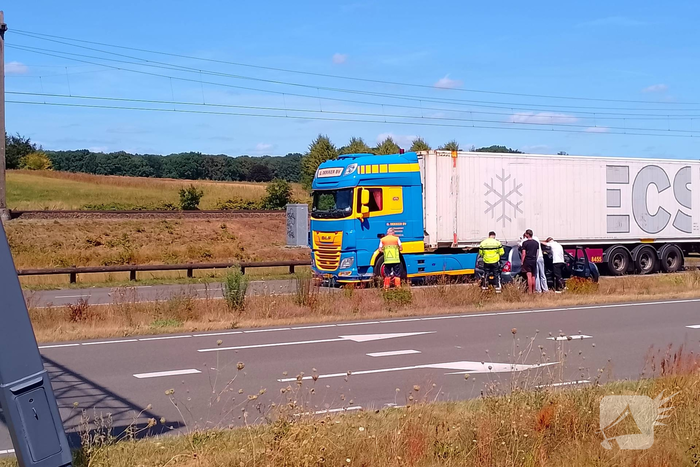 Blikschade bij aanrijding tussen vrachtwagen en personenauto