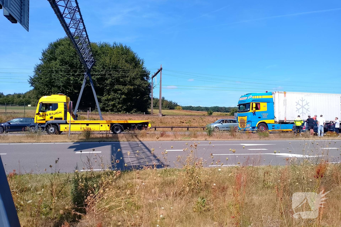 Blikschade bij aanrijding tussen vrachtwagen en personenauto