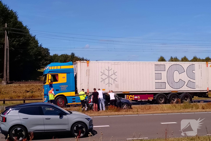 Blikschade bij aanrijding tussen vrachtwagen en personenauto