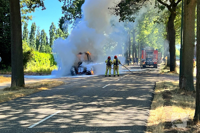 Brand in landbouwvoertuig zorgt voor wegafsluiting