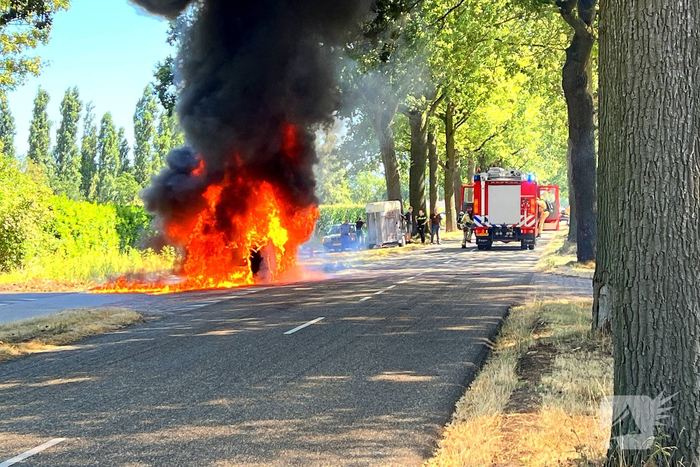 Brand in landbouwvoertuig zorgt voor wegafsluiting