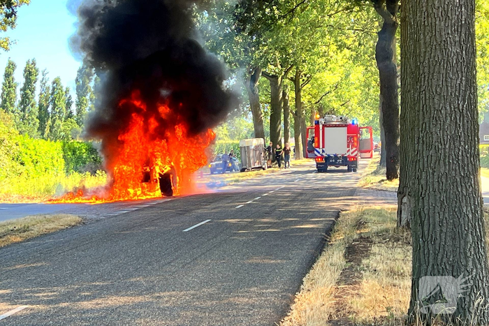 Brand in landbouwvoertuig zorgt voor wegafsluiting