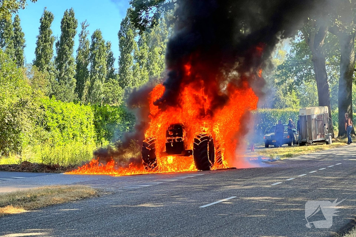 Brand in landbouwvoertuig zorgt voor wegafsluiting