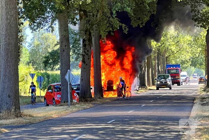 Brand in landbouwvoertuig zorgt voor wegafsluiting
