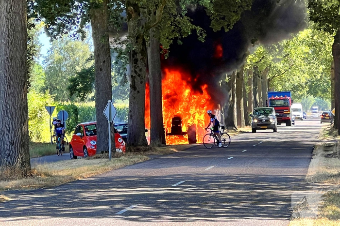 Brand in landbouwvoertuig zorgt voor wegafsluiting