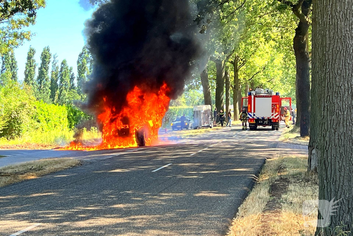 Brand in landbouwvoertuig zorgt voor wegafsluiting