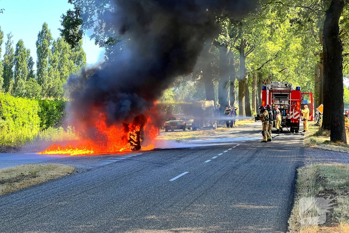 Brand in landbouwvoertuig zorgt voor wegafsluiting