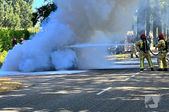 Brand in landbouwvoertuig zorgt voor wegafsluiting