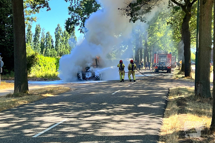 Brand in landbouwvoertuig zorgt voor wegafsluiting