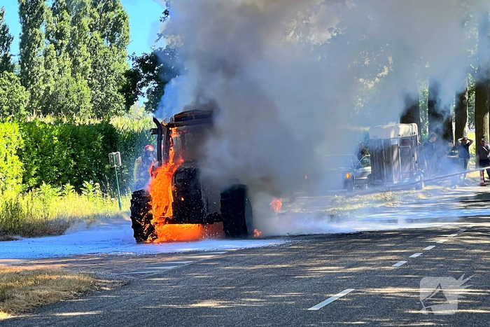 Brand in landbouwvoertuig zorgt voor wegafsluiting