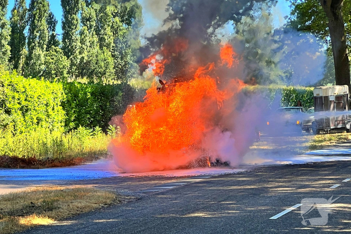 Brand in landbouwvoertuig zorgt voor wegafsluiting