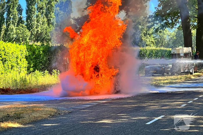 Brand in landbouwvoertuig zorgt voor wegafsluiting