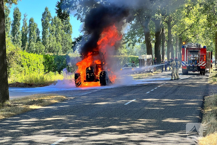Brand in landbouwvoertuig zorgt voor wegafsluiting