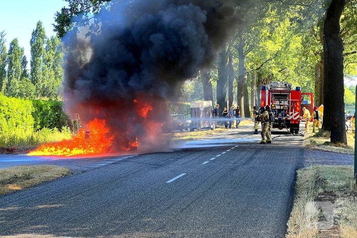 Brand in landbouwvoertuig zorgt voor wegafsluiting