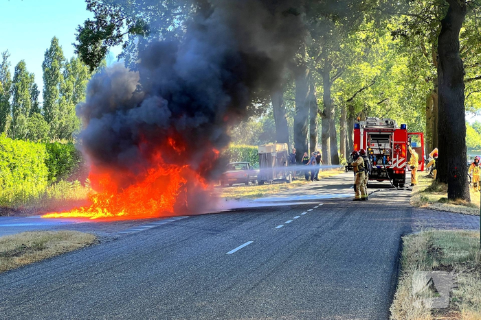 Brand in landbouwvoertuig zorgt voor wegafsluiting