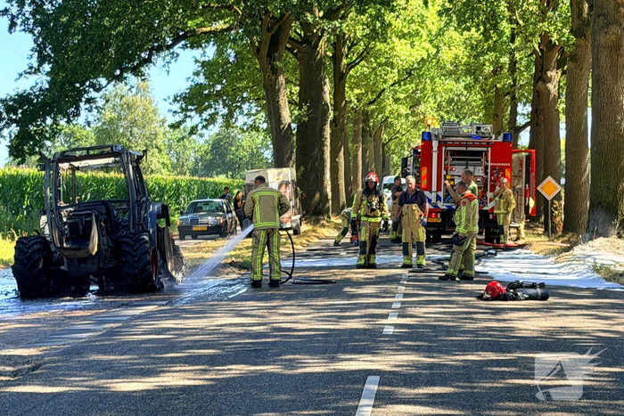 Brand in landbouwvoertuig zorgt voor wegafsluiting