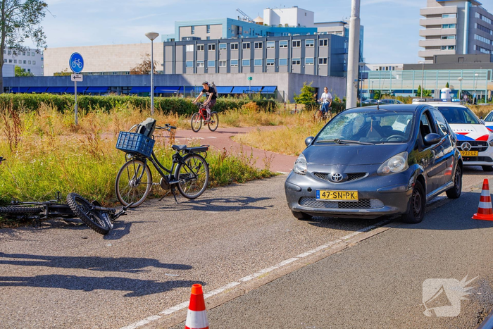Fatbiker belandt op voorruit van auto