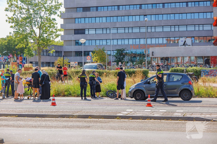 Fatbiker belandt op voorruit van auto