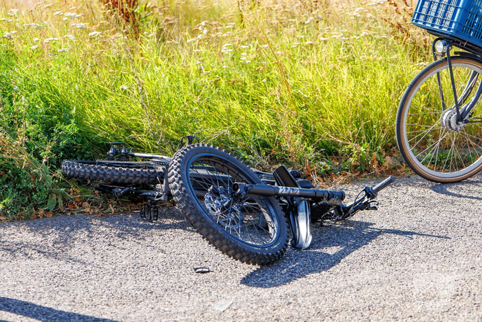 Fatbiker belandt op voorruit van auto