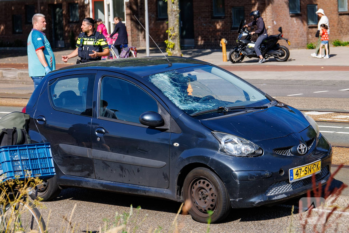 Fatbiker belandt op voorruit van auto