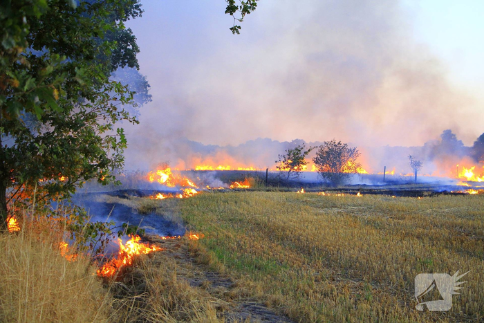 Brand op akker breid zich fors uit