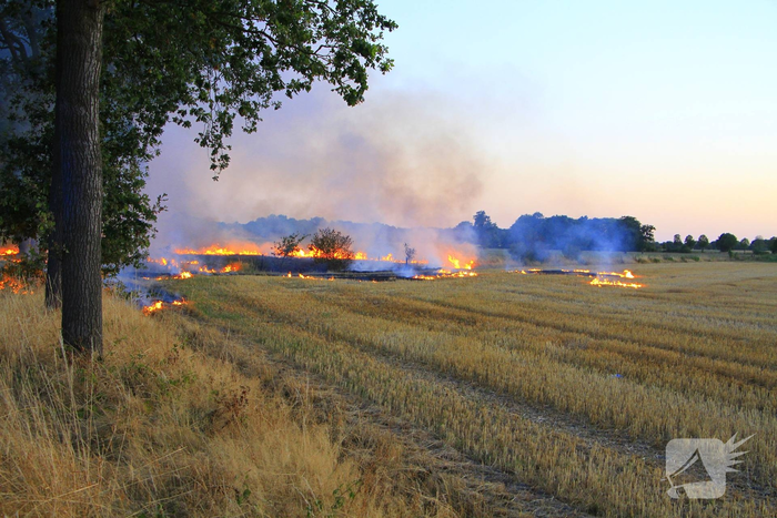 Brand op akker breid zich fors uit