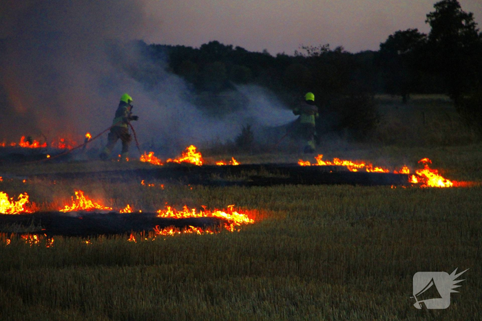 Brand op akker breid zich fors uit