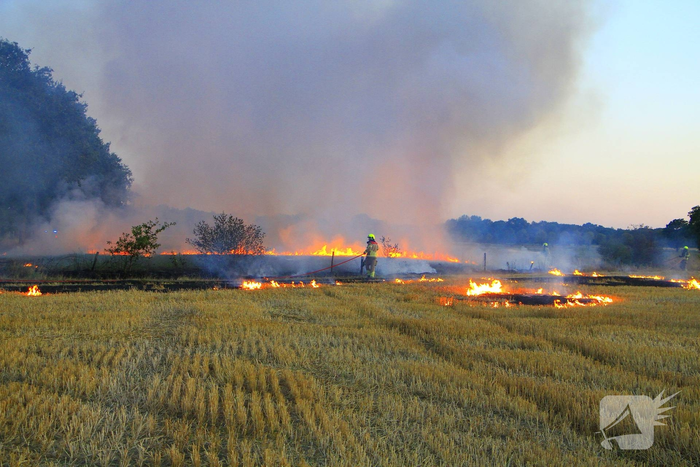 Brand op akker breid zich fors uit