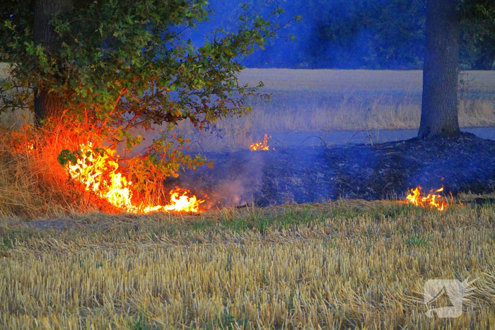 Brand op akker breid zich fors uit