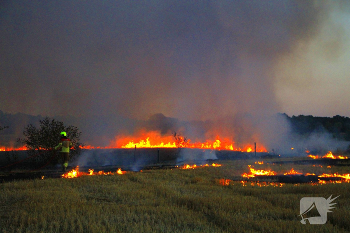 Brand op akker breid zich fors uit
