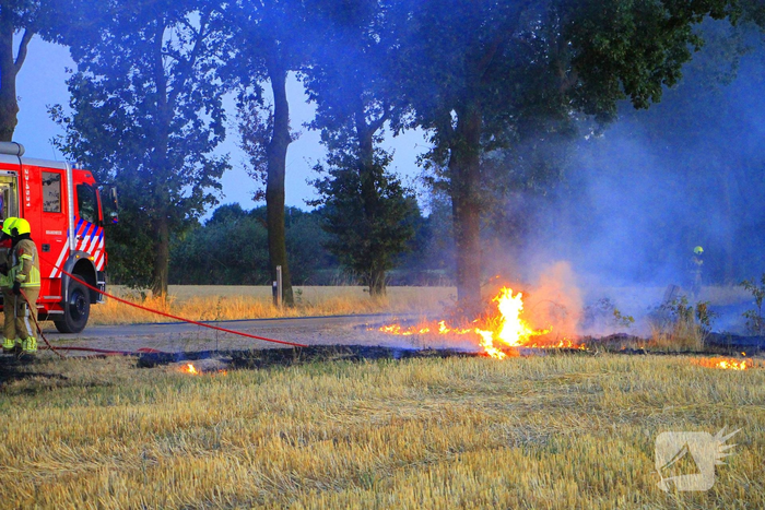 Brand op akker breid zich fors uit