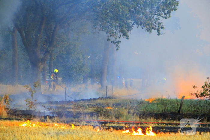Brand op akker breid zich fors uit