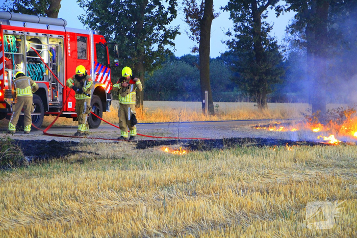 Brand op akker breid zich fors uit