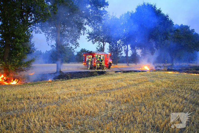 Brand op akker breid zich fors uit