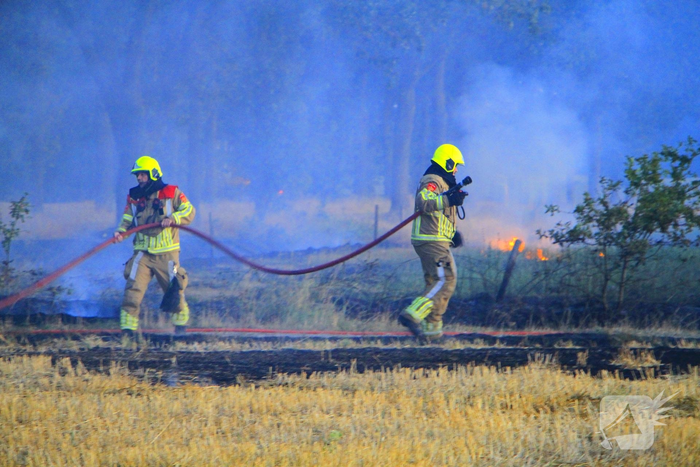 Brand op akker breid zich fors uit