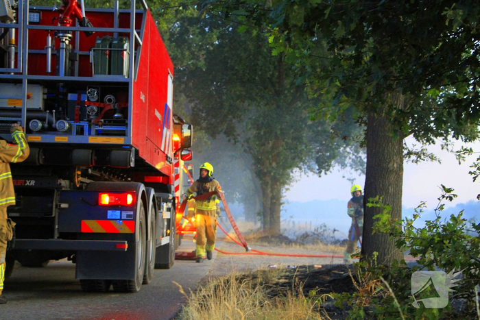 Brand op akker breid zich fors uit