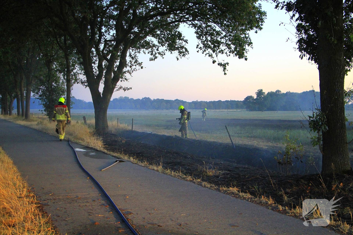 Brand op akker breid zich fors uit
