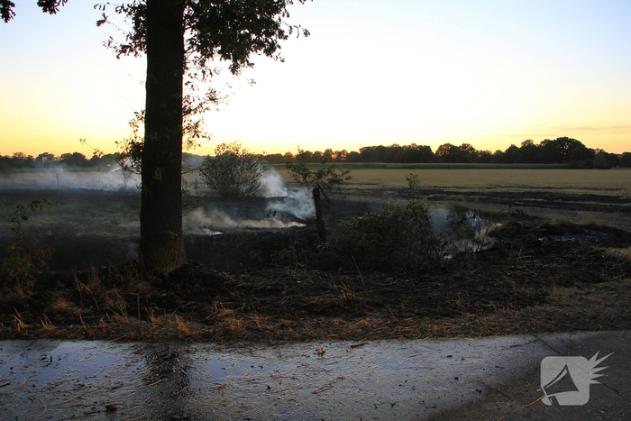Brand op akker breid zich fors uit