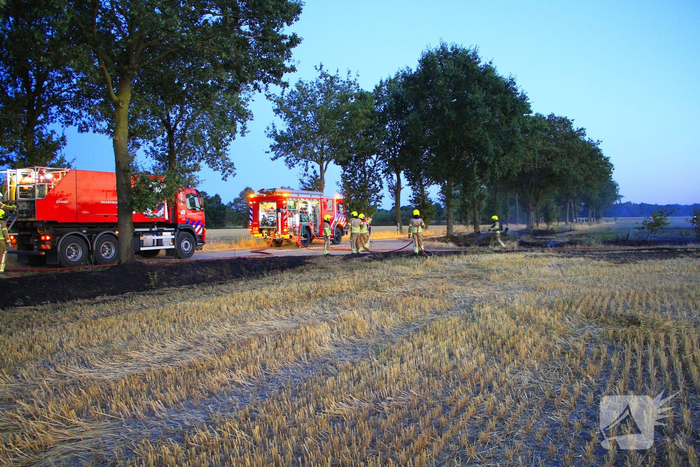 Brand op akker breid zich fors uit