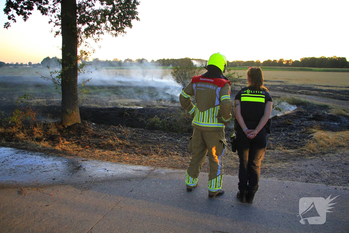 Brand op akker breid zich fors uit