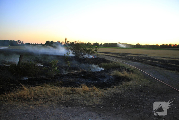 Brand op akker breid zich fors uit
