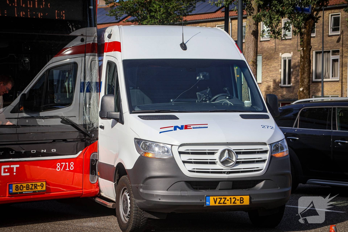 Schade na botsing tussen bus en bestelbus