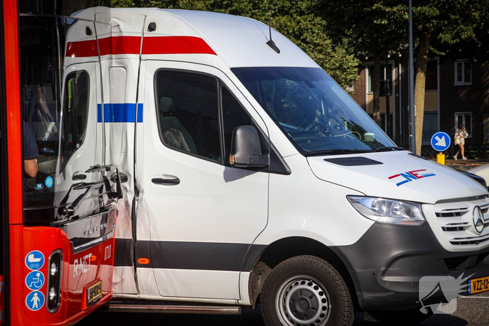 Schade na botsing tussen bus en bestelbus