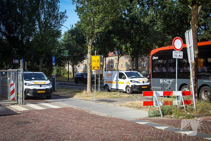 Schade na botsing tussen bus en bestelbus