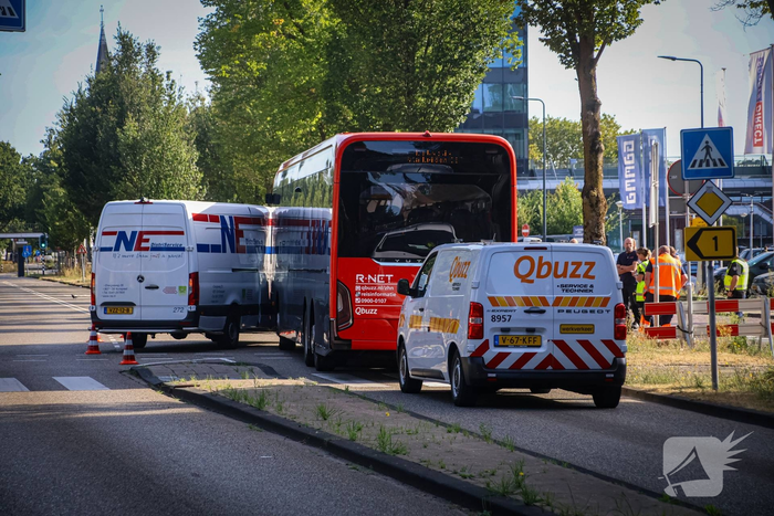 Schade na botsing tussen bus en bestelbus