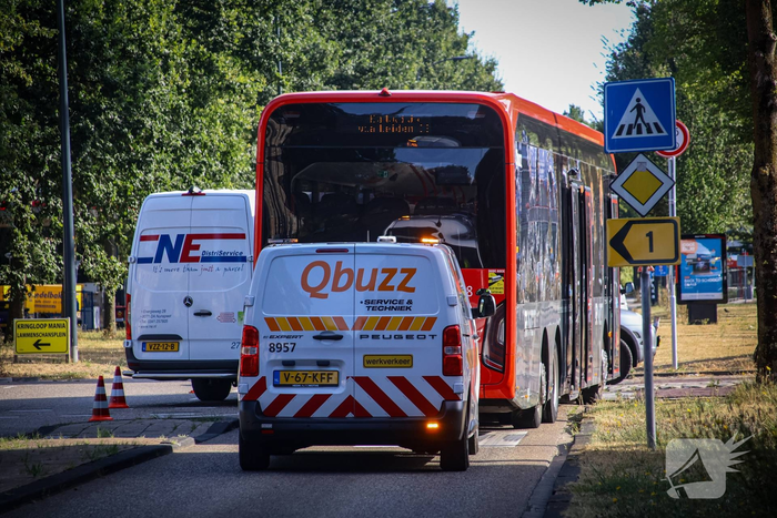 Schade na botsing tussen bus en bestelbus
