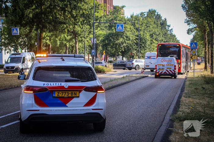 Schade na botsing tussen bus en bestelbus