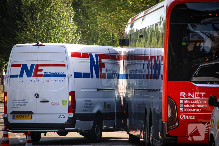 Schade na botsing tussen bus en bestelbus