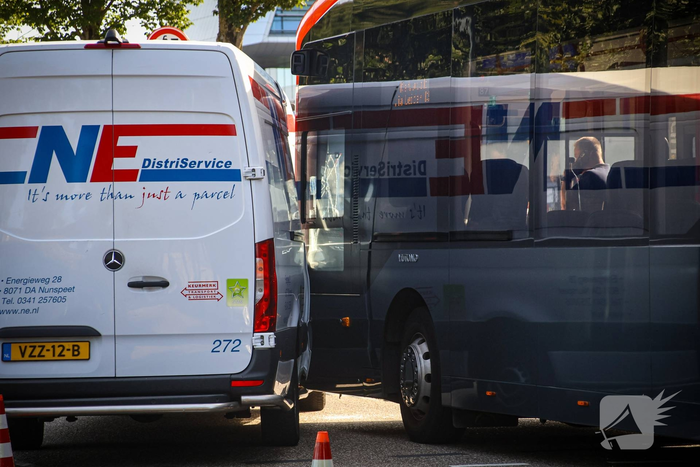 Schade na botsing tussen bus en bestelbus
