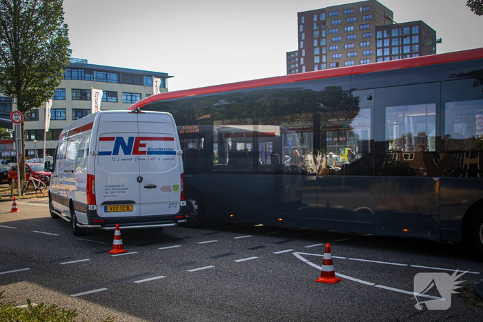 Schade na botsing tussen bus en bestelbus